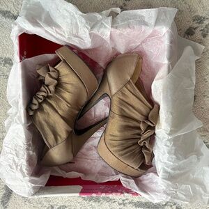 Chinese Laundry Haylie Women Chiffon Ruffle Shootie Heels Bronze 7M